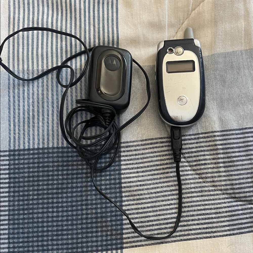 Motorola Black and White Flip Phone with Charger